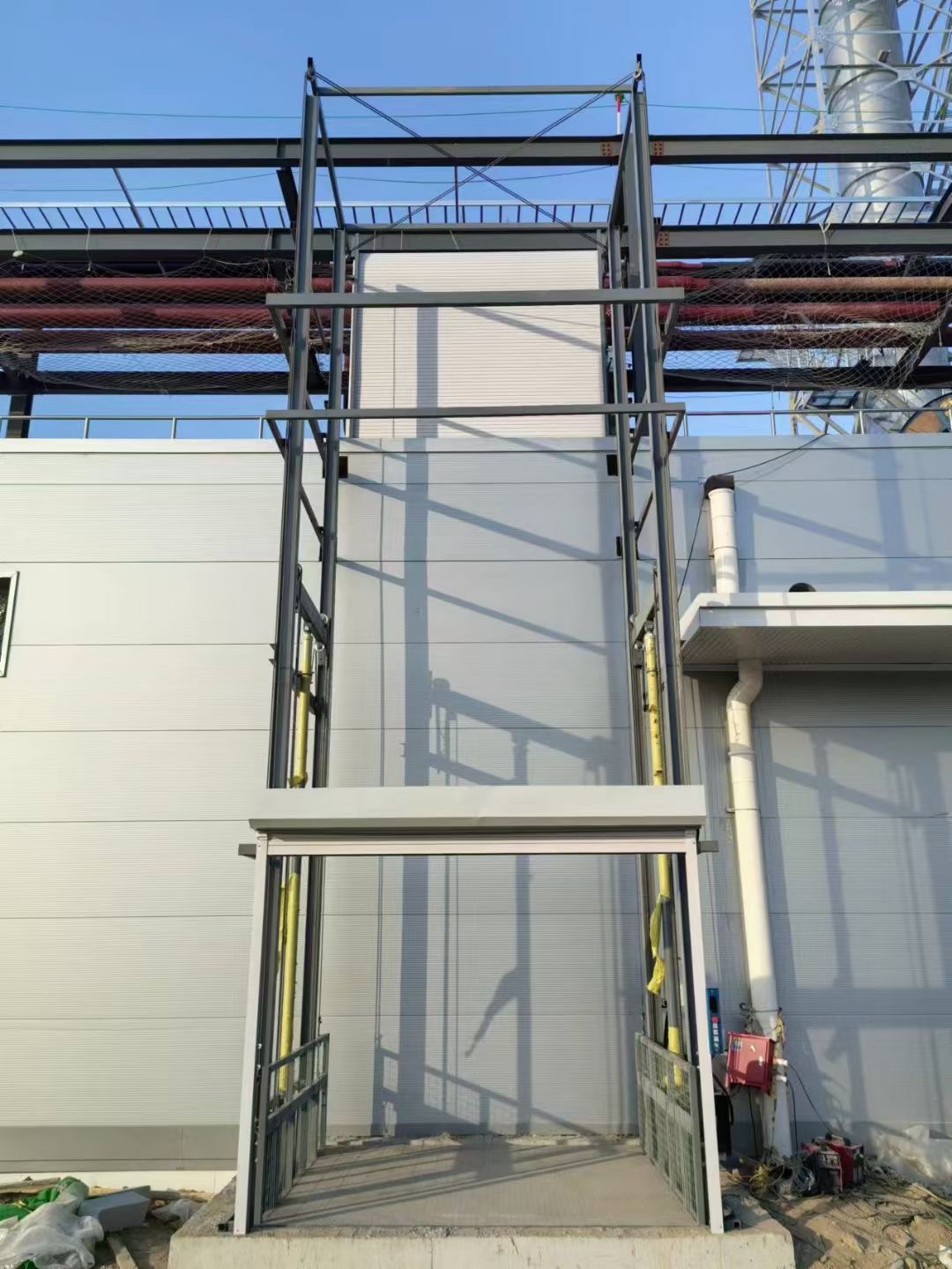 室外導(dǎo)軌式升降貨梯